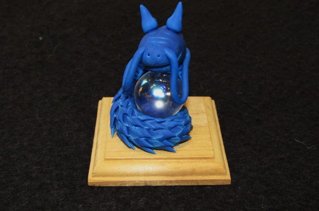 幸運を呼ぶ 虹入り水晶を持った まめ龍 青龍 sa1461 | 天然石