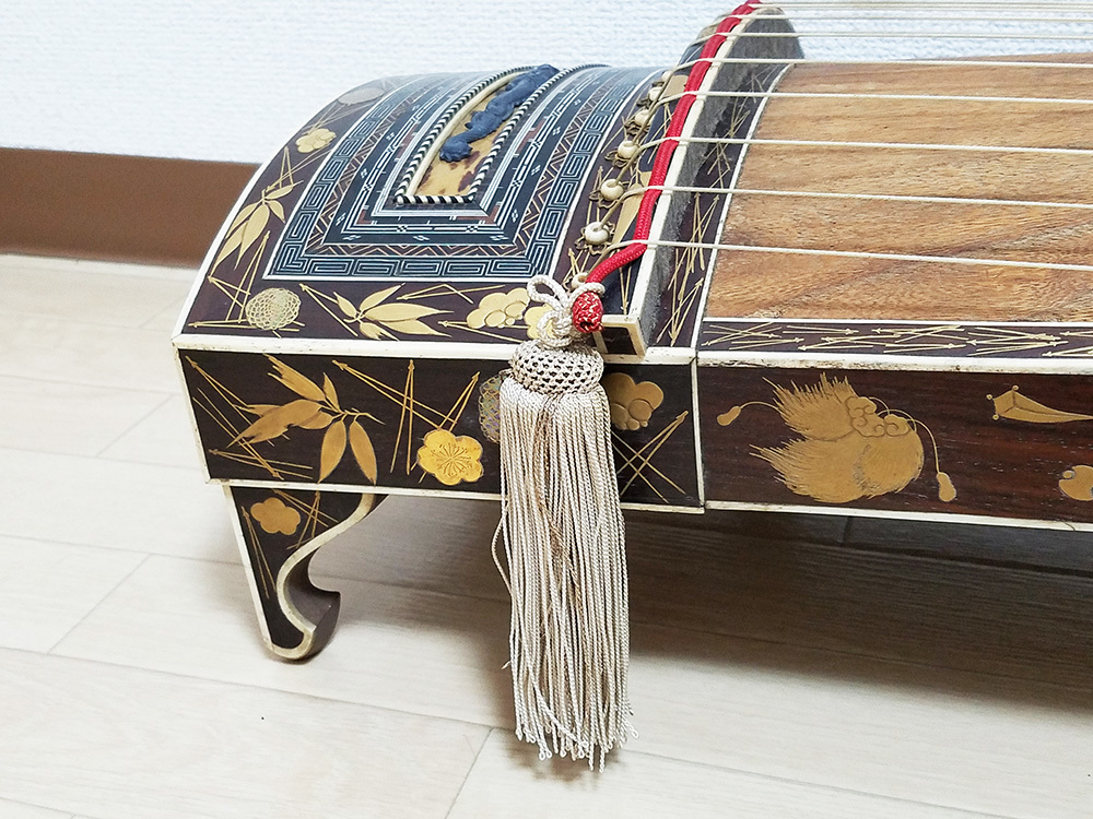 お琴です。すだれ彫り￼並甲、舌に蒔絵、甲に傷は殆ど無いです。 お琴