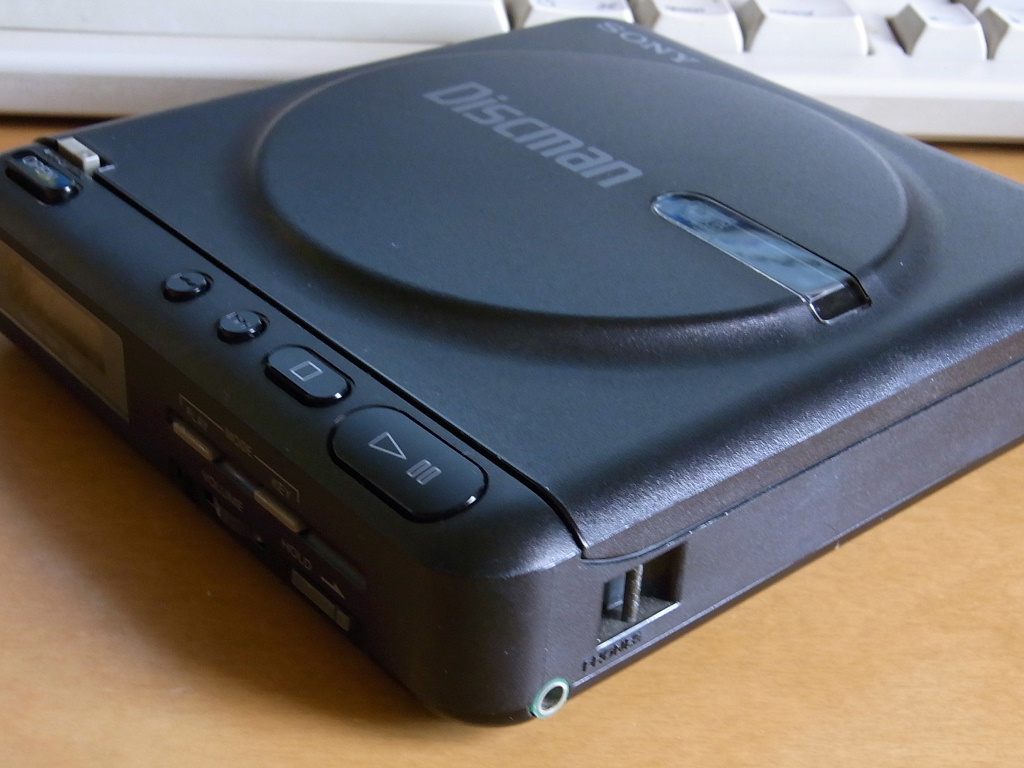 卓上オーディオ (Tabletop Audio): ポータブルCDプレイヤー(SONY D-20)