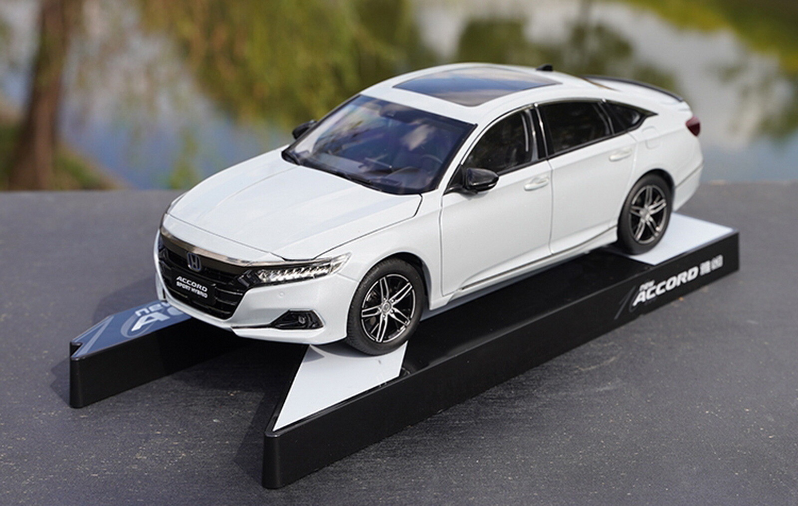 1/18 Scale Honda Accord 2022 10th Generation White Diecast Car