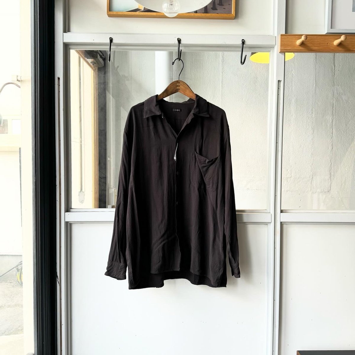 COMOLI レーヨン オープンカラーシャツ - BLACK | Less Higashikawa