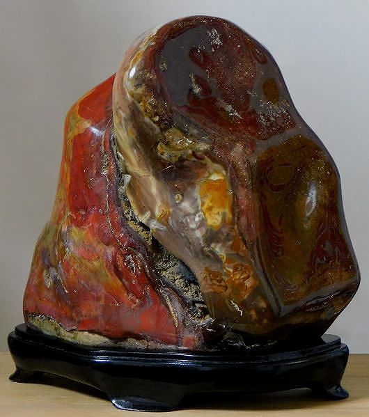 緋山「山水石美術館」 全国の水石・美石を紹介 会津錦紅石・北見錦紅石