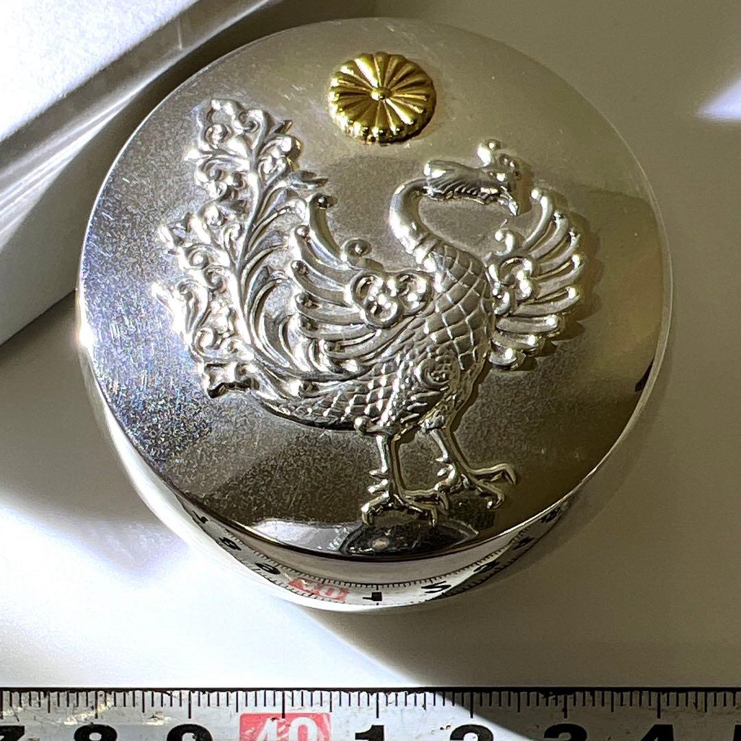 平成2年　純銀　天皇御即位記念鳳凰文ボンボニエール　共箱　東Y7-0804⭐︎1F 上皇陛下御下賜品 平成御即位記念ボンボニエール『棗形鳳凰文』 | 東京