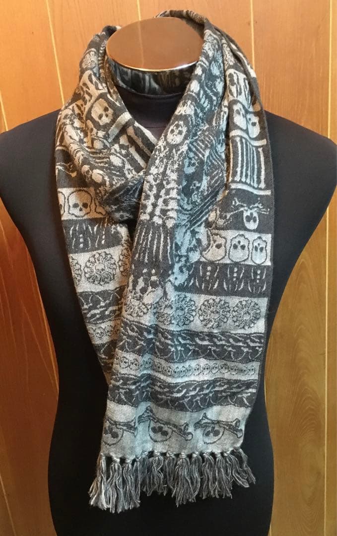 ALEXANDER MQUEEN スカル柄　ドクロデザイン　イタリア製 ALEXANDER McQUEEN スカル柄スカーフ Alexander McQueen