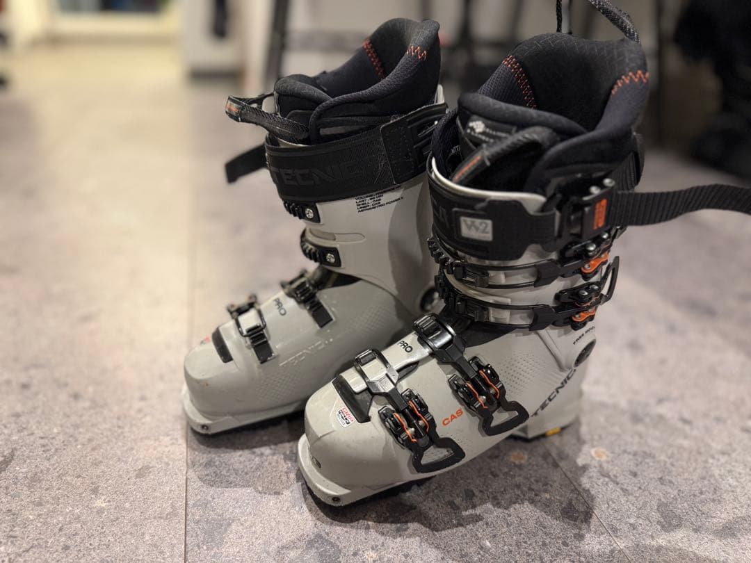 Tecnica Cochise pro 女性用スキー用ブーツ ライトグレー 旧モデル TECNICA テクニカ スキーブーツ 24-25 COCHISE HV110DYN GW